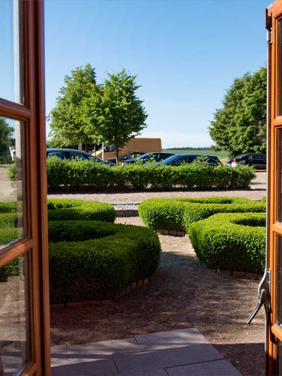 Zimmer Blick aus dem Fenster ins Grüne