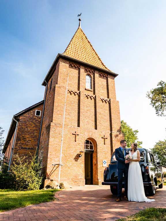 Hochzeitspaar-vor-Kirche.jpg