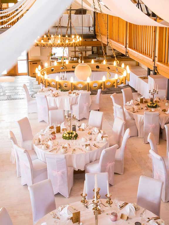 Hochzeitssaal-dekoriert-gedeckte-Tische.jpg