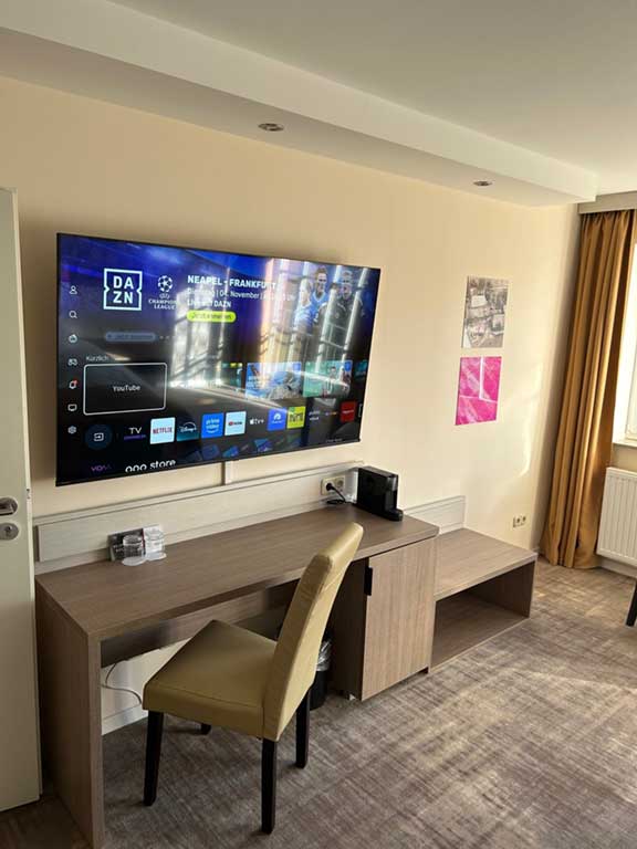 Zimmer-Fernseher-und-Schreibtisch.jpg