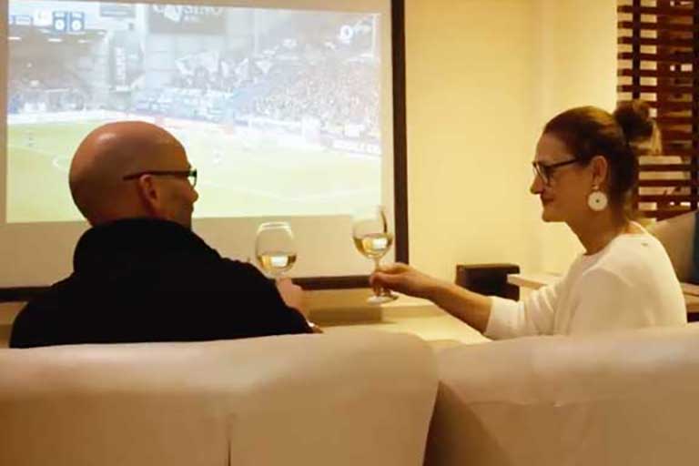 Bar-Kino-Gaeste-stossen-an