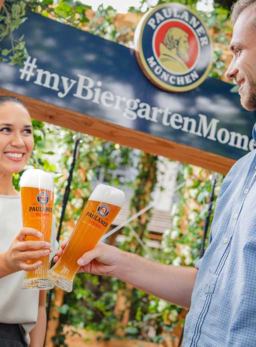 Biergarten-anstossen