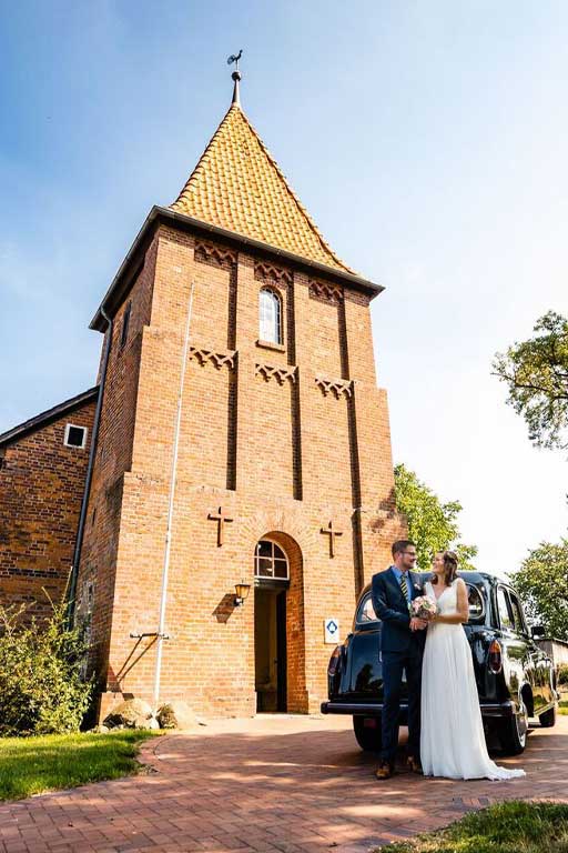 Hochzeitspaar-vor-Kirche