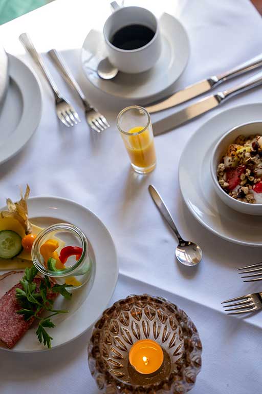 Tisch-Brunch-herzhaft-angerichtet