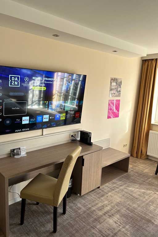 Zimmer-Fernseher-und-Schreibtisch