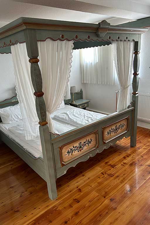 Zimmer-Himmelbett