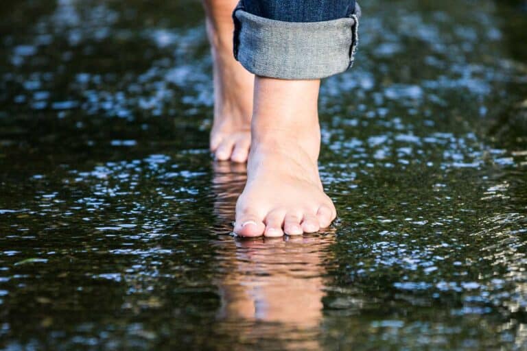 barfusspark Füße im Wasser