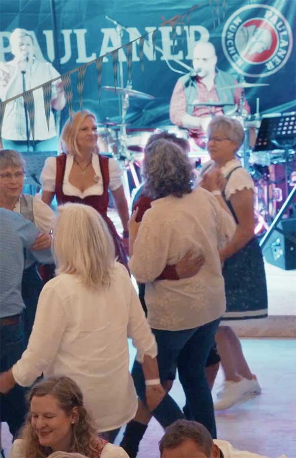 Oktoberfest-Tanz-und-Band