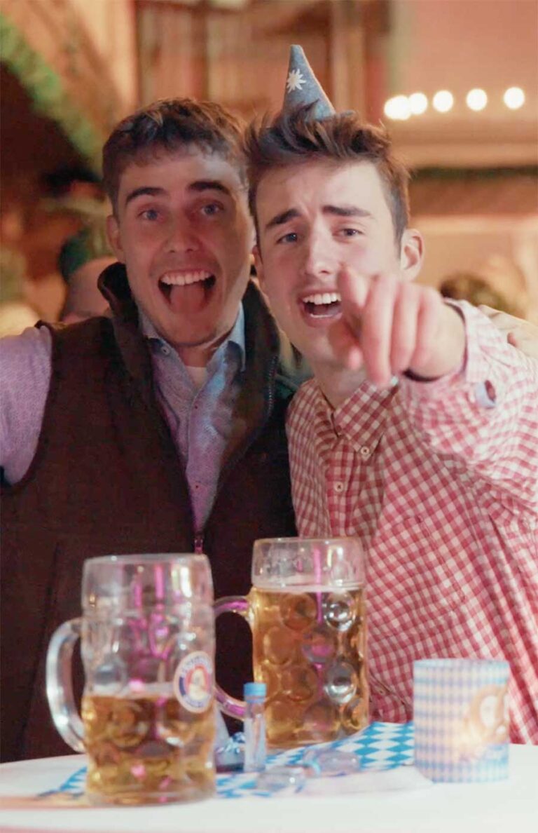 Oktoberfest-junge-Männer-Maaskrüge