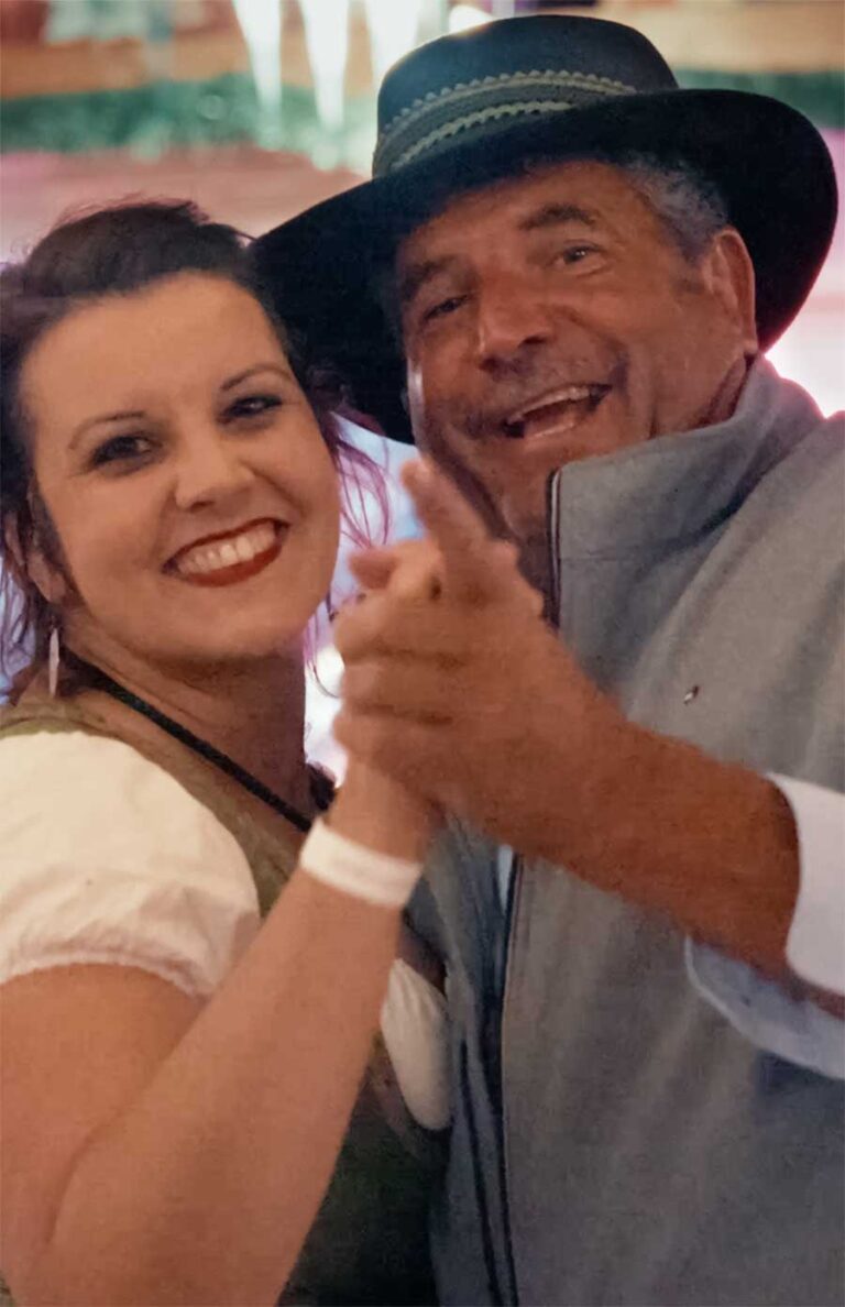 Oktoberfest-tanzendes-Paar